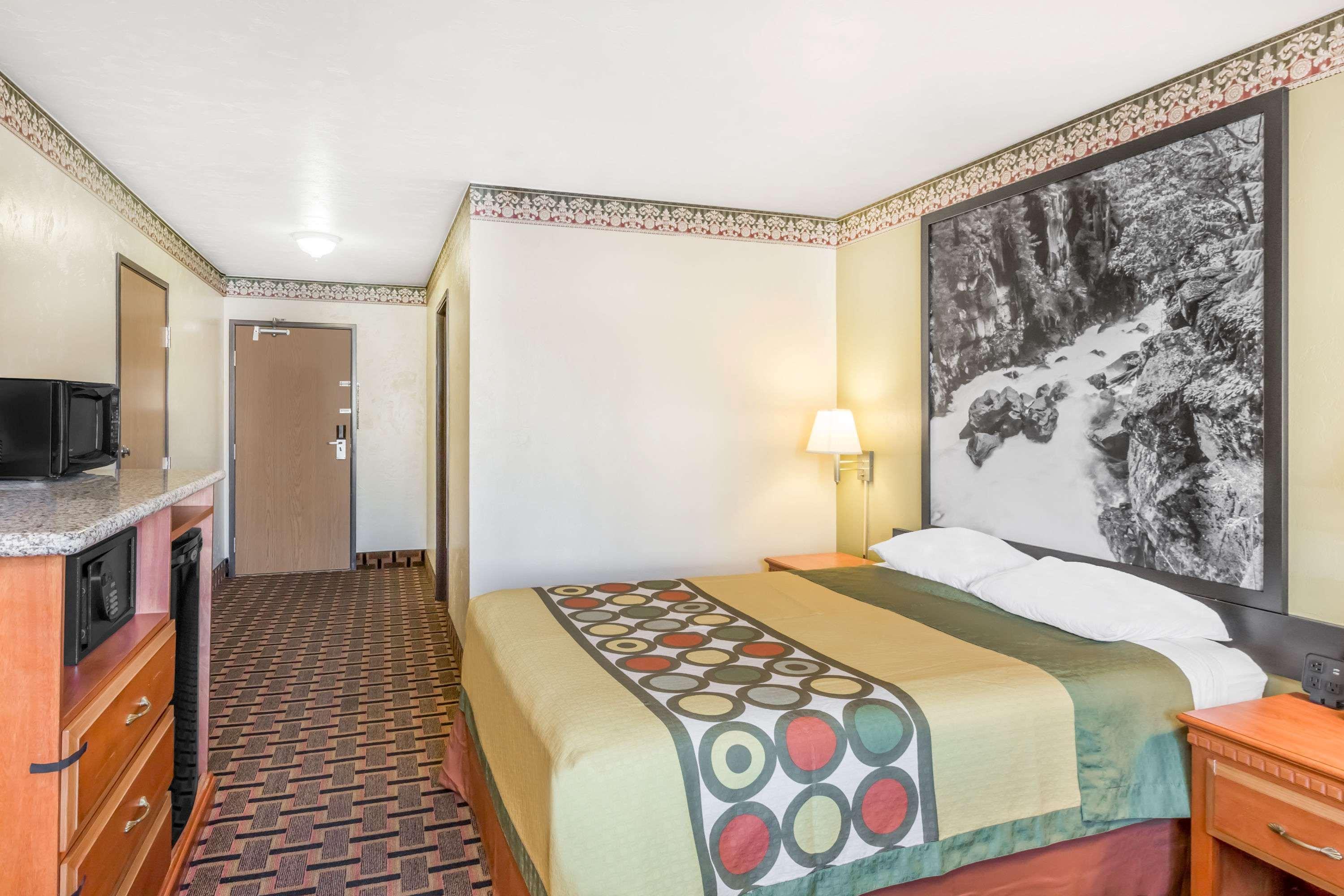 Super 8 By Wyndham Grants Pass Motel Exterior photo
