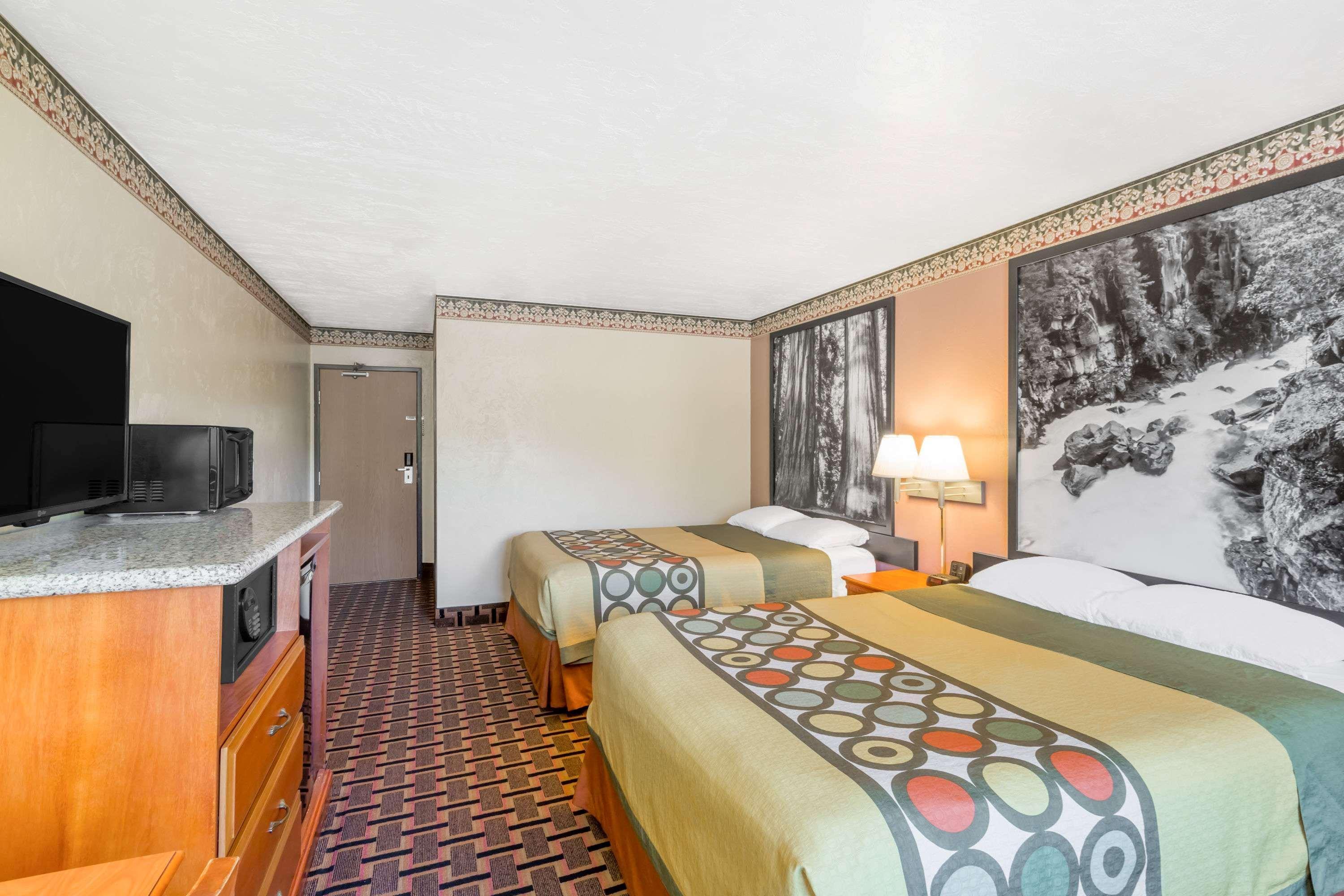 Super 8 By Wyndham Grants Pass Motel Exterior photo