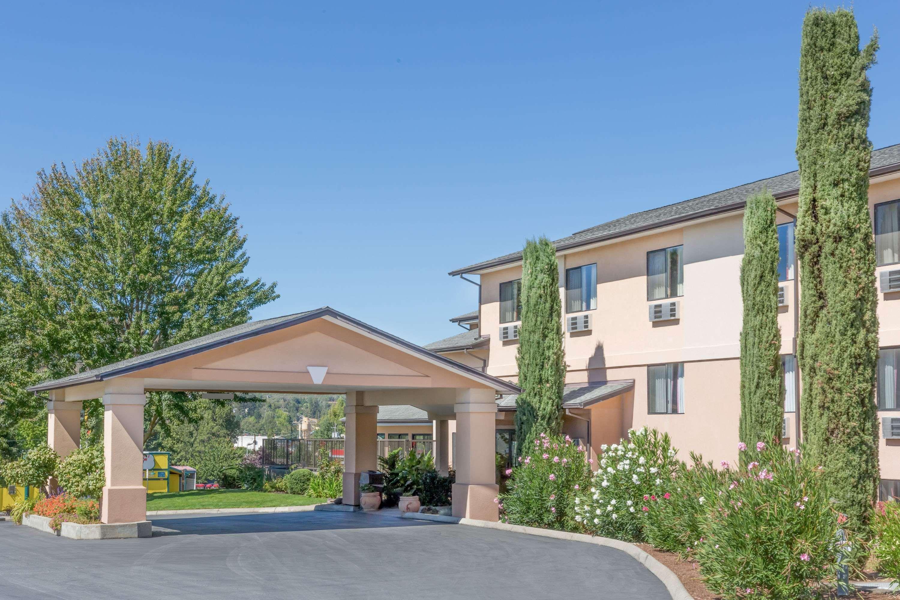 Super 8 By Wyndham Grants Pass Motel Exterior photo